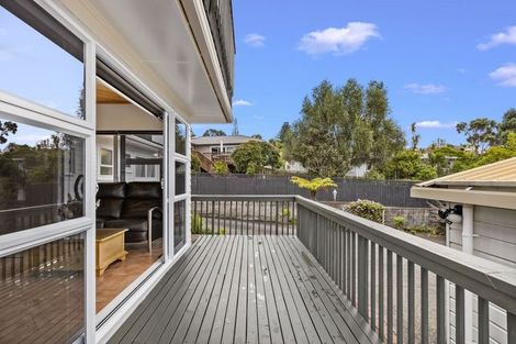 Photo of property in 30 Deuxberry Avenue, Northcote, Auckland, 0627