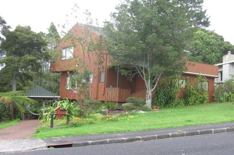 Photo of property in 21 Holdaway Avenue, Northcote, Auckland, 0627