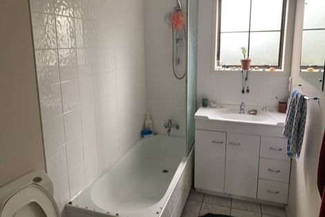 Photo of property in 5 Tawa Road, Te Atatu Peninsula, Auckland, 0610