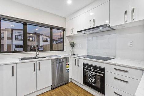 Photo of property in 13 Millcroft Lane, Ranui, Auckland, 0612