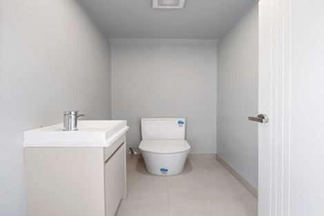 Photo of property in 8 Taipahitini Road, Rosehill, 2113