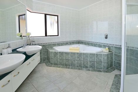 Photo of property in 31 Ronald Macken Place, Windsor Park, Auckland, 0632