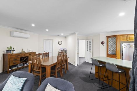 Photo of property in 37 Hastings Place, Hamilton Lake, Hamilton, 3204