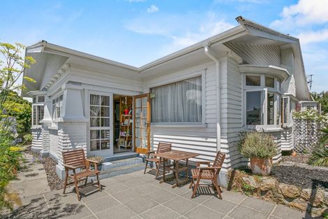 Photo of property in 12 Mangorei Road, Strandon, New Plymouth, 4312