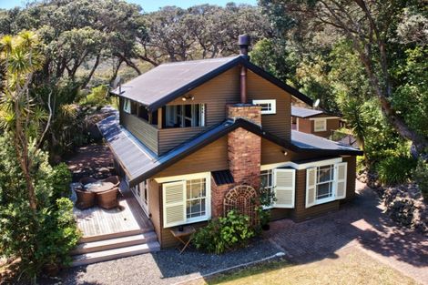 Photo of property in 100 Garden Road, Piha, New Lynn, 0772