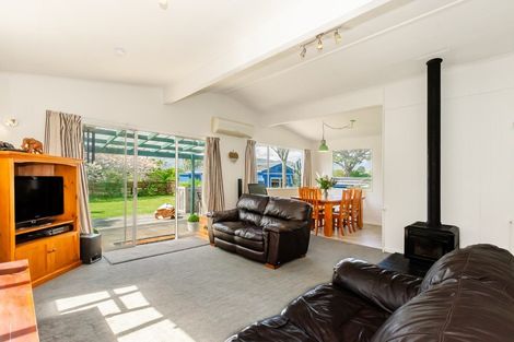 Photo of property in 17 Eruini Street, Waikanae Beach, Waikanae, 5036
