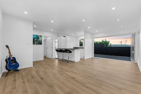 Photo of property in 2/44 Waimumu Road, Massey, Auckland, 0614