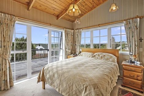 Photo of property in 30 Deuxberry Avenue, Northcote, Auckland, 0627