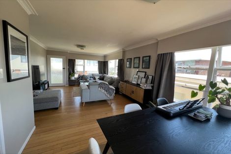 Photo of property in 3/166 East Coast Road, Forrest Hill, Auckland, 0620