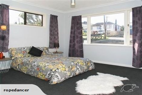 Photo of property in 7 Warrington Grove, Newlands, Wellington, 6037