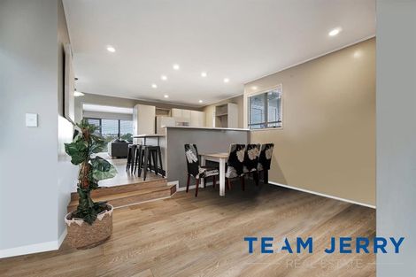 Photo of property in 5 Harford Place, Pakuranga Heights, Auckland, 2010