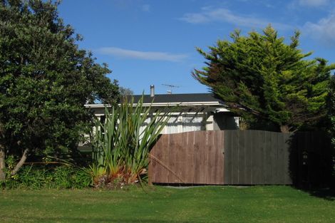 Photo of property in 16 Hona Street, Waikanae Beach, Waikanae, 5036