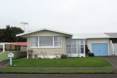 Photo of property in 28 Karaka Crescent, Levin, 5510