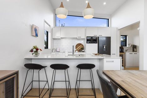 Photo of property in 15 Beach Road, Mellons Bay, Auckland, 2014