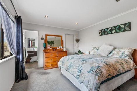 Photo of property in 124 Boord Crescent, Kumeu, 0891