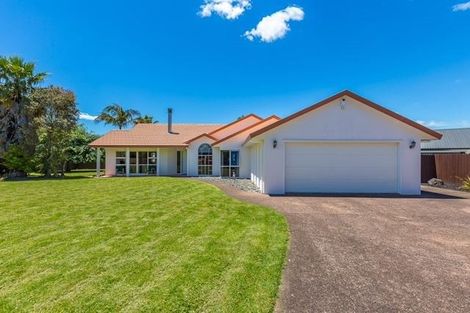Photo of property in 25 Sunny Crescent, Huapai, Kumeu, 0810
