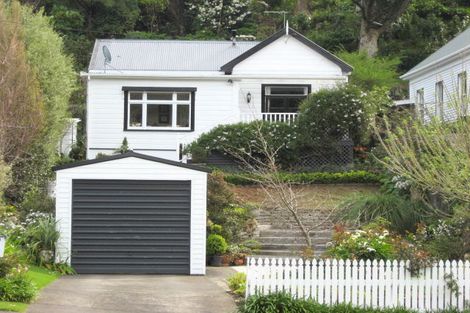 Photo of property in 18 Bracken Street, New Plymouth, 4310