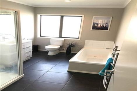 Photo of property in 76 Sunstone Crescent, Timberlea, Upper Hutt, 5018