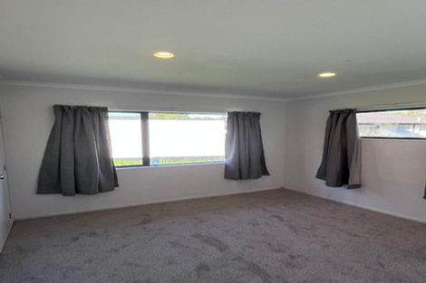 Photo of property in 36 Serwayne Place, Sunnyvale, Auckland, 0612