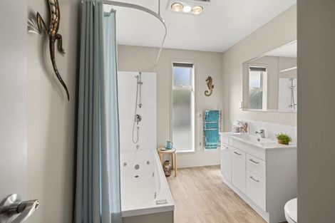 Photo of property in 25 Robertson Street, Raglan, 3225