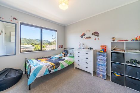 Photo of property in 2 Oaklands Grove, Clouston Park, Upper Hutt, 5018