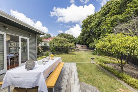 Photo of property in 546 Featherston Street, Roslyn, Palmerston North, 4414