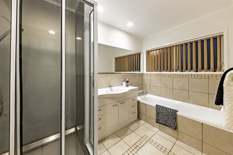 Photo of property in 21 Crescent Hills Court, Northpark, Auckland, 2013
