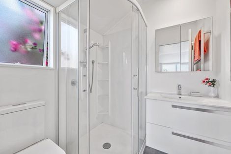 Photo of property in 2 Harbour Lights Close, West Harbour, Auckland, 0618