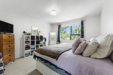 Photo of property in 18 Denver Avenue, Sunnyvale, Auckland, 0612