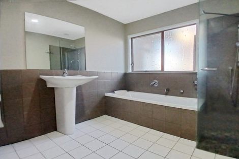 Photo of property in 36 James Evans Drive, Northcote, Auckland, 0627