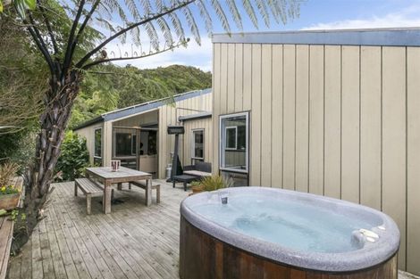 Photo of property in 72 Amapur Drive, Khandallah, Wellington, 6035