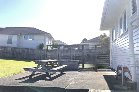 Photo of property in 2 Binsted Road, New Lynn, Auckland, 0600