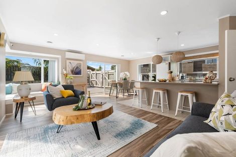 Photo of property in 2/21 Lochend Place, Highland Park, Auckland, 2010