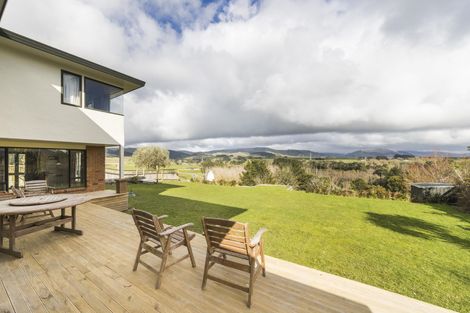 Photo of property in 122 Pacific Drive, Fitzherbert, Palmerston North, 4410