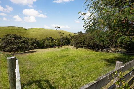 Photo of property in 1088 South Head Road, South Head, Helensville, 0874