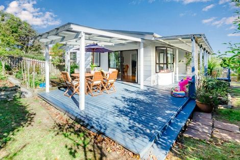 Photo of property in 27 Eruini Street, Waikanae Beach, Waikanae, 5036