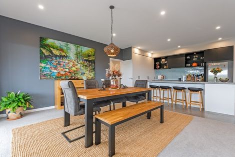 Photo of property in 8 Mediterranean Grove, Fitzherbert, Palmerston North, 4410