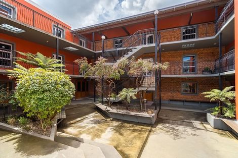 Photo of property in 2/2 Manor Place, Dunedin Central, Dunedin, 9016