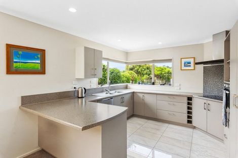 Photo of property in 8 Leanne Way, Waikanae Beach, Waikanae, 5036