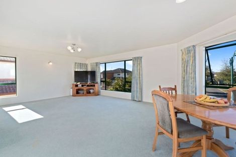 Photo of property in 8 Vinograd Drive, Te Atatu Peninsula, Auckland, 0610