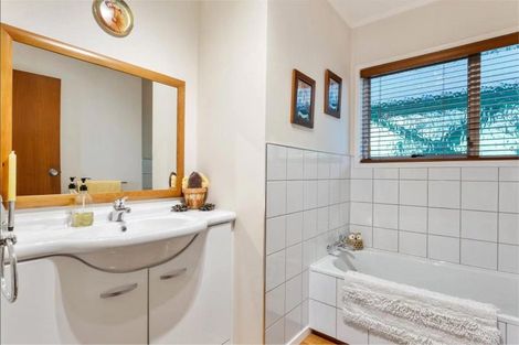 Photo of property in 15 Easton Park Parade, Glenfield, Auckland, 0629