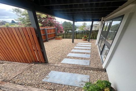 Photo of property in 26 Staincross Street, Green Bay, Auckland, 0604