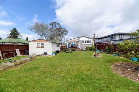 Photo of property in 19 Yeovil Road, Te Atatu Peninsula, Auckland, 0610