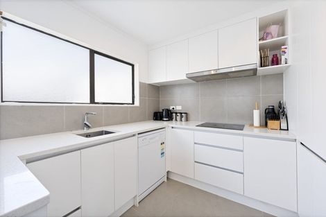 Photo of property in 4/92 Awaroa Road, Sunnyvale, Auckland, 0612