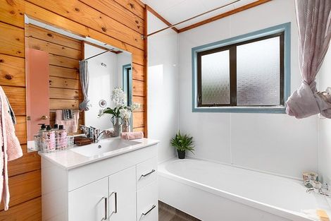 Photo of property in 47 Albatross Close, Whitby, Porirua, 5024