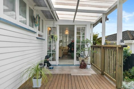 Photo of property in 27 Miro Road, Mangere Bridge, Auckland, 2022