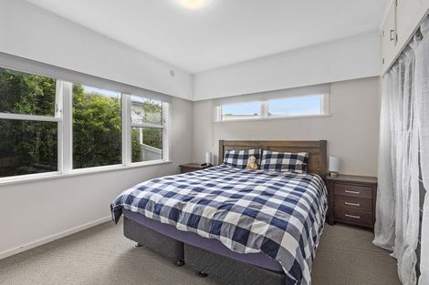 Photo of property in 9 Blandford Way, Newlands, Wellington, 6037