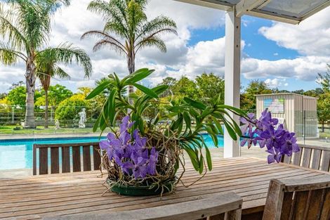 Photo of property in 42 Farrand Road, Kumeu, 0891