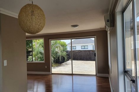 Photo of property in 27 Pahi Place, West Harbour, Auckland, 0618