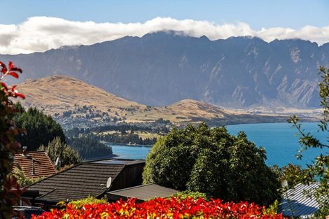 Photo of property in 48 Wynyard Crescent, Fernhill, Queenstown, 9300